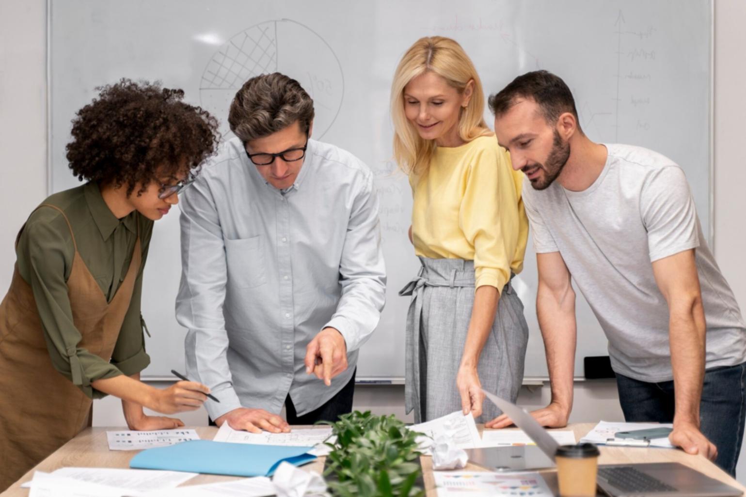 Bureau moderne avec documents financiers et graphiques sur écran
